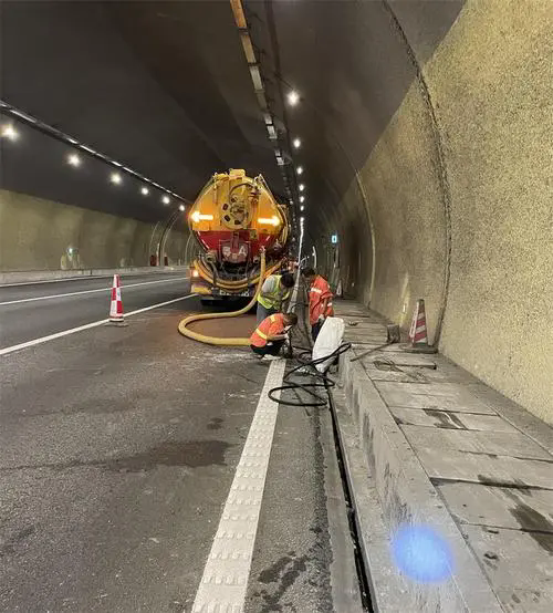 呼图壁隧道排水渠清淤